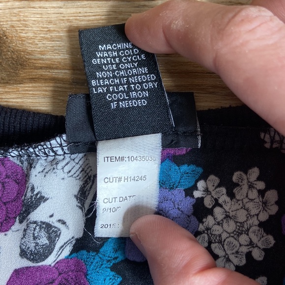 Torrid Skulls and Flowers Sheer Chiffon Top Size 2 - Picture 7 of 10